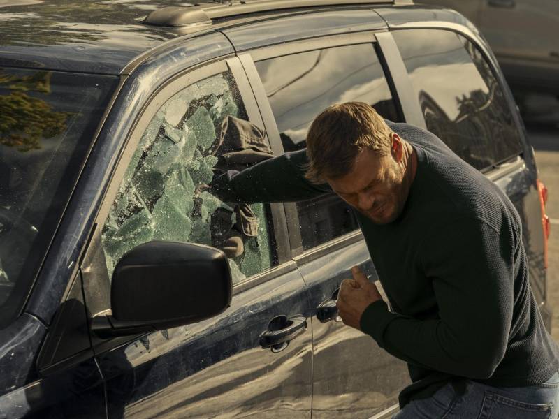 Jack Reacher, interpretado por Alan Ritchson, nunca tiene miedo —un rasgo que algunas espectadoras quisieran tener.