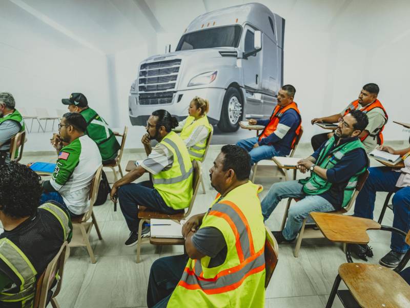 Traileros mexicanos que transportan carga a EU asisten a un curso de inglés en julio en Nuevo Laredo.