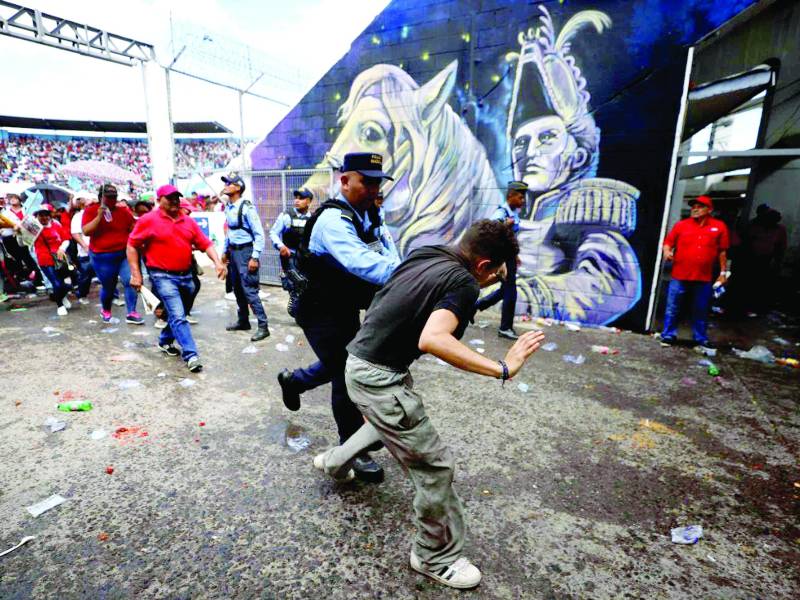 Los terminó expulsando el público.