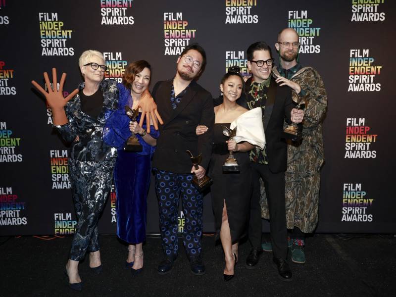 Jamie Lee Curtis, Michelle Yeoh, Dan Kwan, Stephanie Hsu, Jonathan Wang y Daniel Scheinert, actores y creadores de la cinta “Everything Everywhere All at Once”.