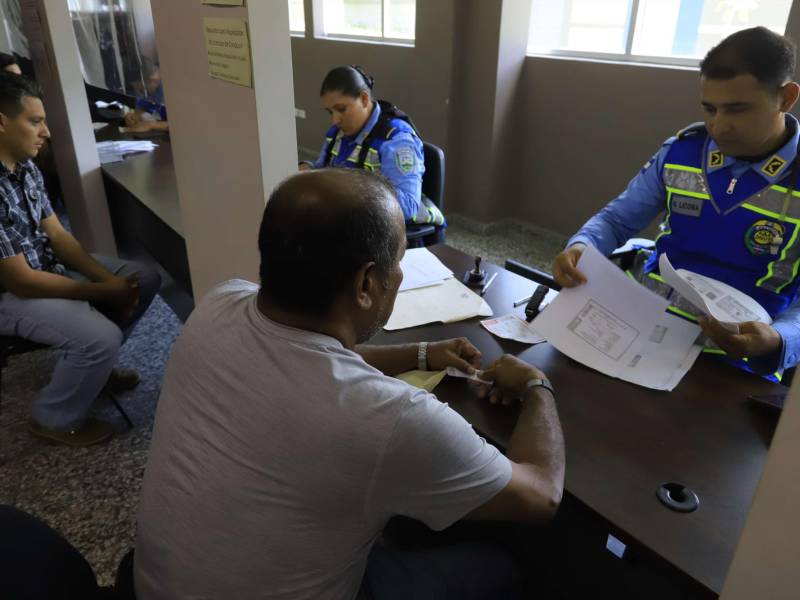 Agentes reciben los documentos y toman la fotografía, se atienden hasta 200 conductores al día. Fotos: Melvin Cubas.