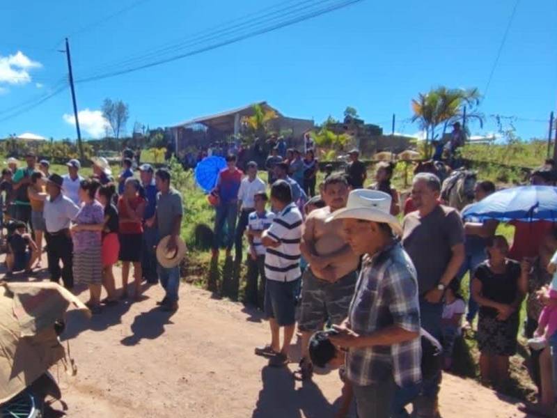 Las víctimas quedaron en la calle de tierra por la que transitaban cuando los ejecutaron.