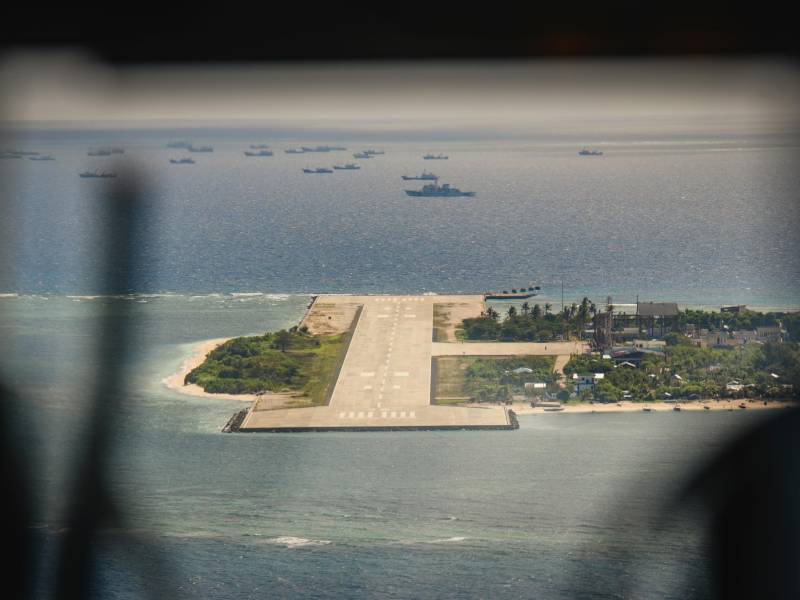 La pista para aviones de Thitu, ocupada por Filipinas, con barcos chinos en el horizonte.