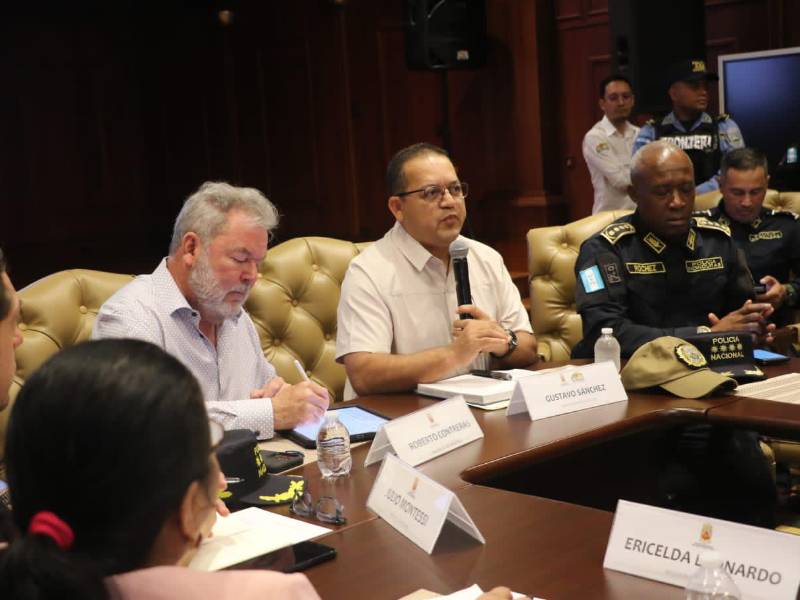 Reunión entre autoridades de la alcaldía de San Pedro Sula y el ministro de la Secretaría de Seguridad, Gustavo Sánchez.