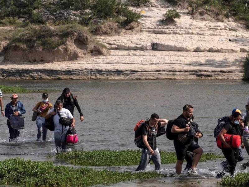 Foto de archivo de un grupo de inmigrantes cruzando el río Bravo en la frontera entre México y Estados Unidos.