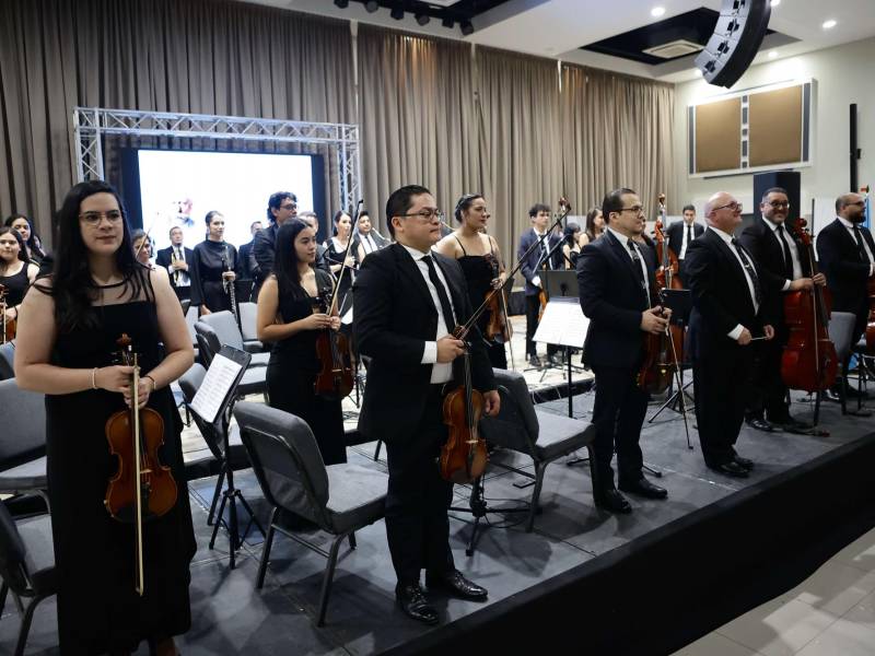 Los integrantes de la OSVS fueron ovacionados al concluir el espectáculo. Vale destacar que esta orquesta recién fue formada en Enero de 2023 por un grupo de ex-alumnos de las prestigiosas escuelas de Música Victoriano López, la Escuela Nacional de Música y el Conservatorio Nacional Fco. Díaz Zelaya.