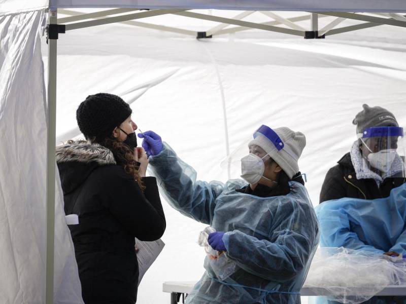 Fauci remarcó que las vacunas “mejoran la protección contra la hospitalización y la muerte”.