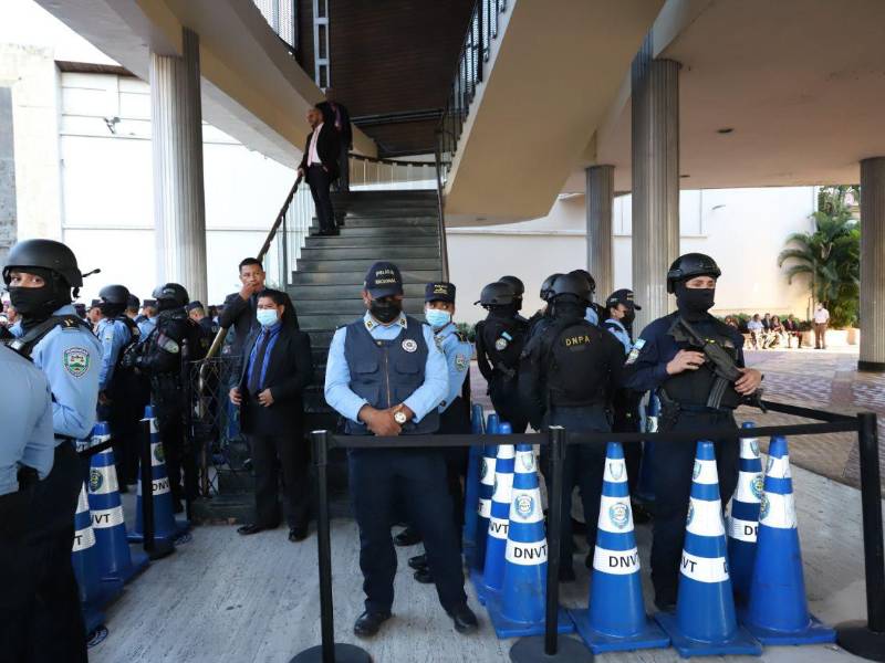 Policías resguardan la entrada del Congreso Nacional de Honduras en Tegucigalpa.