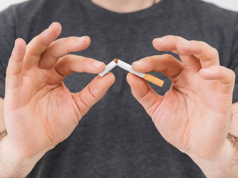 Se recomienda dejar el tabaco, porque aumenta el riesgo de sufrir una enfermedad cardiaca y un accidente cerebrovascular.
