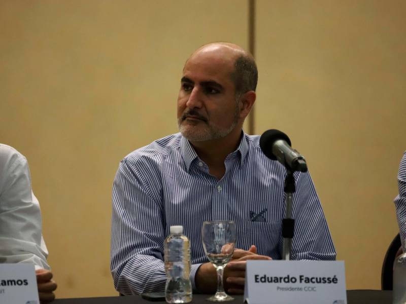 <b><span class=mln_uppercase_mln>evento.</span></b> El presidente de la CCIC, Eduardo Facussé, en reunión con autoridades del Gobierno y empresarios.<span class=mln_uppercase_mln> Foto Franklin Muñoz</span>