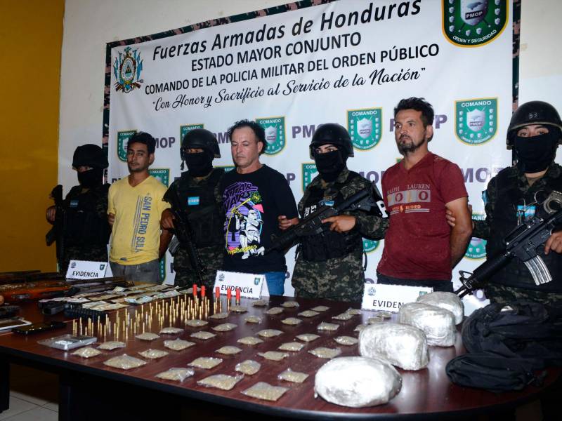 <b><span class=mln_uppercase_mln>Evidencia.</span></b> Les encontraron armas, drogas, dinero y municiones.