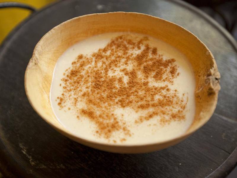 La manera típica de servir esta delicia es en un guacal con mucho hielo, se cree que el sabor se conserva mejor de esta forma.