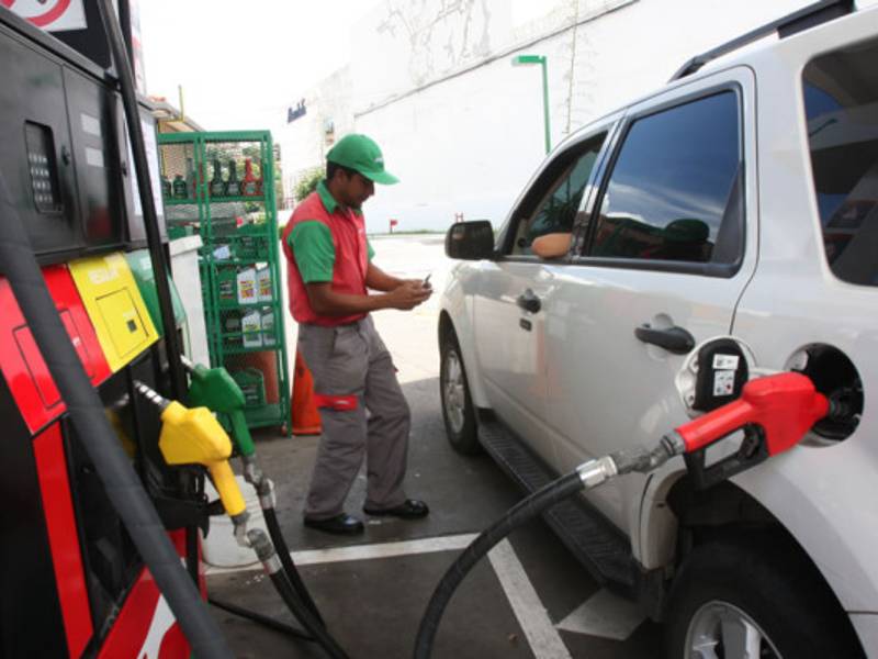 AM Caos en gasolineraspor cambio de galÃ³n a litroMedida comenzÃ³ a ser aplicada ante precio rÃ©cord de gasolina.A nivel internacional el crudo bajÃ³ 2.36 dÃ³lares por barril 17 Sept 2012