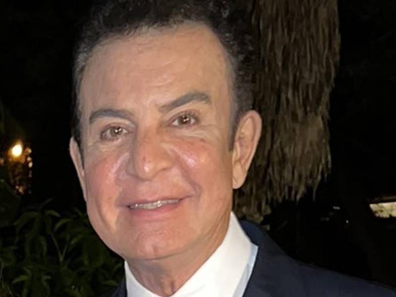 “Esto es grave. Martes 29 de agosto auto golpe de Estado en Honduras . Lo triste es que las personas que van a asistir porque están amenazados de perder su empleo, no saben que están cavando su propia tumba para perder sus pocas cosas. Prepárense para emigrar de Honduras después de la marcha. Fidel, Chavez y Mel no les van a ayudar. La única clase privilegiada será el familión que usurpa el poder en Honduras”, escribió recientemente Salvador Nasralla, designado presidencial del gobierno.