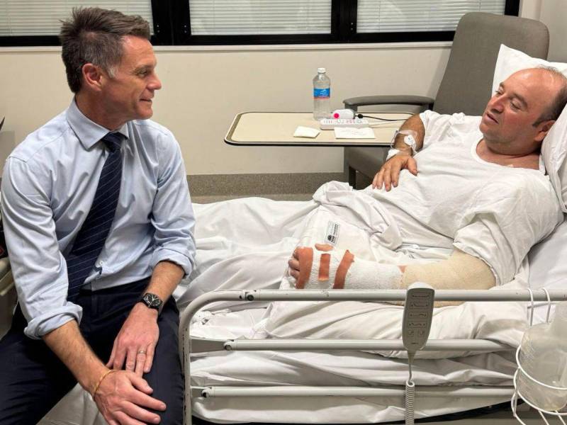 El líder político de Nueva Gales del Sur, Chris Minns, visitó en el hospital a Ahmed al Ahmed, el hombre que desarmó a uno de los autores del atentado perpetrado ayer en Sídney.