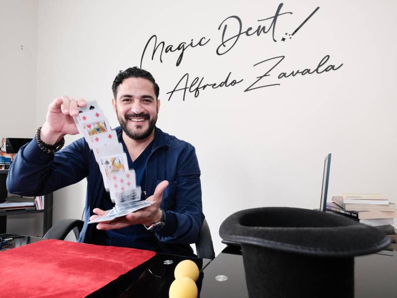 Alfredo Zavala muestra uno de sus trucos de magia con cartas al equipo de LA PRENSA. FOTOS: YOSEPH AMAYA