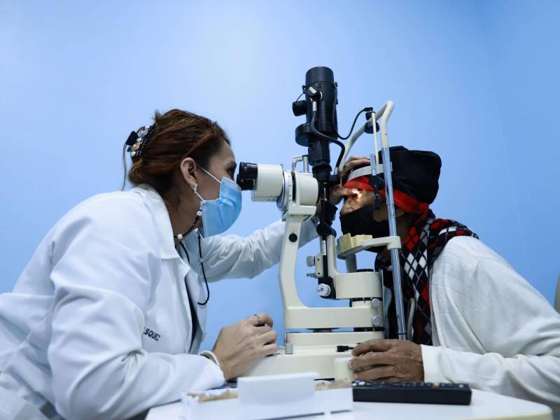 La optometrista Sonia Vásquez evalúa a una paciente de la tercera edad que fue sometida a una cirugía de catarata hace pocos días.