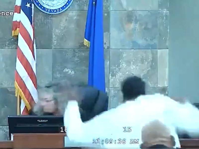 La jueza Mary Kay Holthus intenta esquivar al atacante.