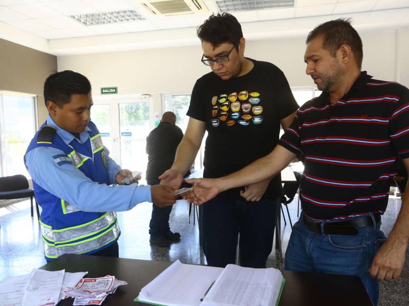 Un agente de Tránsito entrega sus licencias de conducir a ciudadanos en el plantel ubicado en la colonia Municipal.