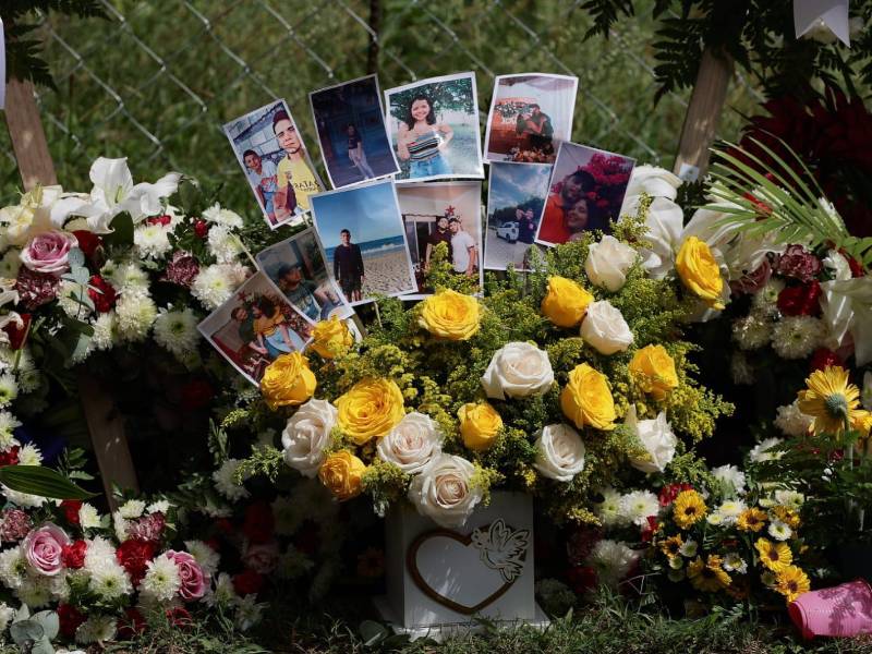 En un ambiente de dolor familiares y amigos despidieron a Margie Paz, Alejandro y Fernando Cabellero, jóvenes que fallecieron en Texas en busca del “sueño americano”. Yoseph Amaya, La Prensa.