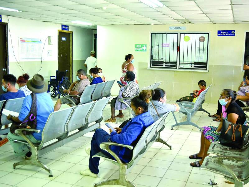 Las clínicas y las salas de espera se mantienen saturadas en el hospital Atlántida.