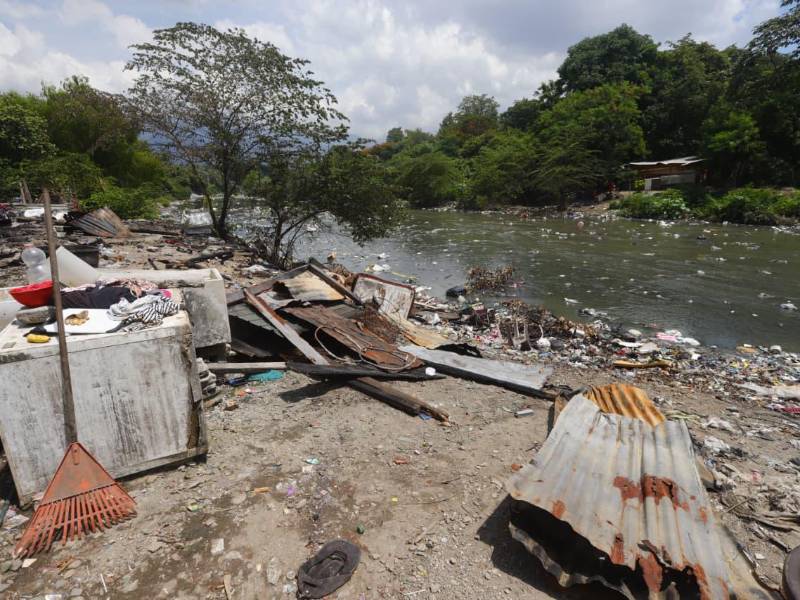 Las familias que viven en los bordos de San Pedro Sula enfrentan a diario condiciones precarias y riesgos por incendios e inundaciones.