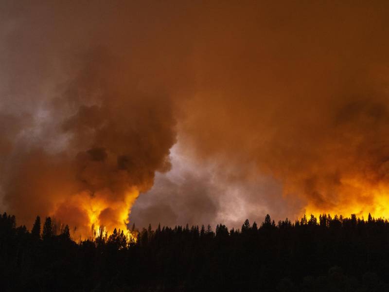 Más de 2,500 bomberos batallan contra un salvaje incendio forestal cerca del Parque Nacional Yosemite, en el estado de California, al tiempo que miles de residentes de la zona están siendo evacuados a las prisas.