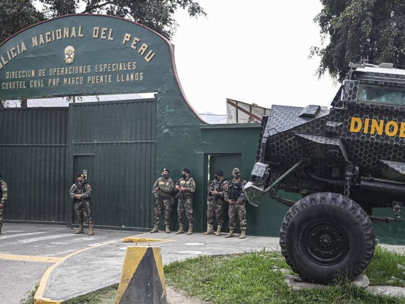 Militares custodian la cárcel donde se encuentra detenido el ex presidente de Perú, Pedro Castillo.
