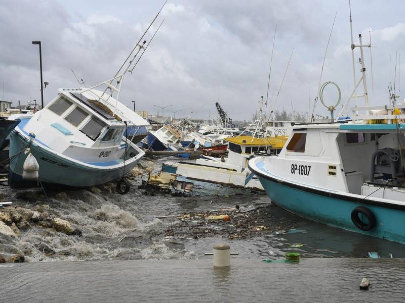 El devastador huracán Beryl destruyó varias embarcaciones, infraestructura portuaria y carreteras en Barbados, mientras que Jamaica ya se prepara para recibir el impacto del primer ciclón de la temporada en el Atlántico.