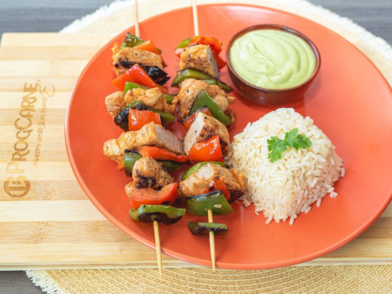 Pinchos de cerdo ranchero con salsa de aguacate y más ricuras catrachas