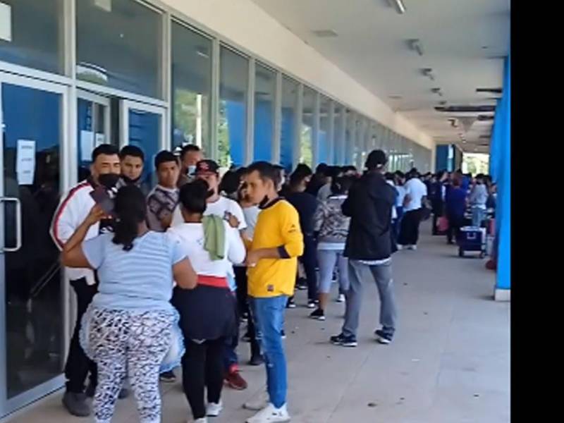 Foto referencial de ciudadanos registrándose en la frontera de El Guasaule.