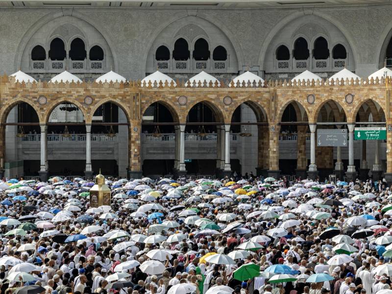 Más de mil personas fallecieron este año durante la gran <b>peregrinación</b> anual a La Meca celebrada bajo un calor sofocante.