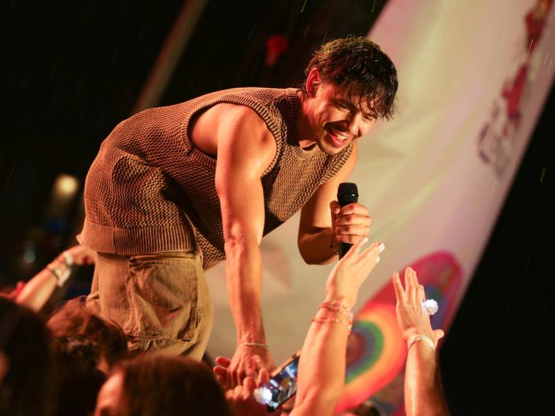 Fotografía de 2024 cedida por Ryan Welch donde aparece el artista David Archuleta saludando al público durante uno de sus espectáculos.