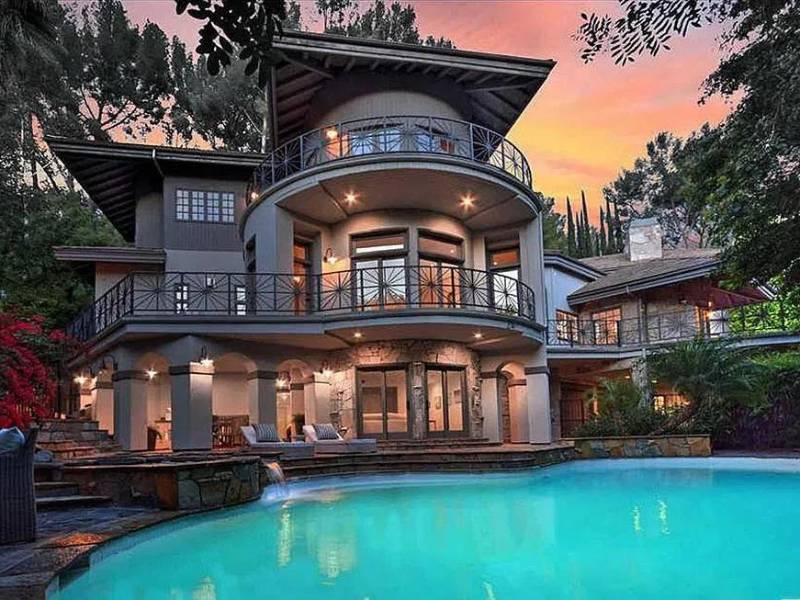 Selena Gomez y Benny Blanco compran mansión de 35 millones de dólares