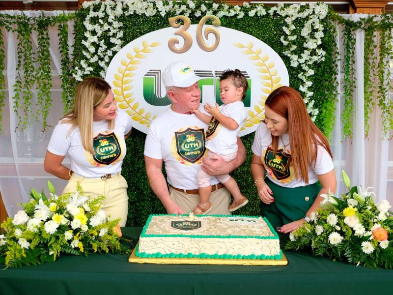 El pastel conmemorativo al aniversario de la Universidad destacó por sus colores representativos.