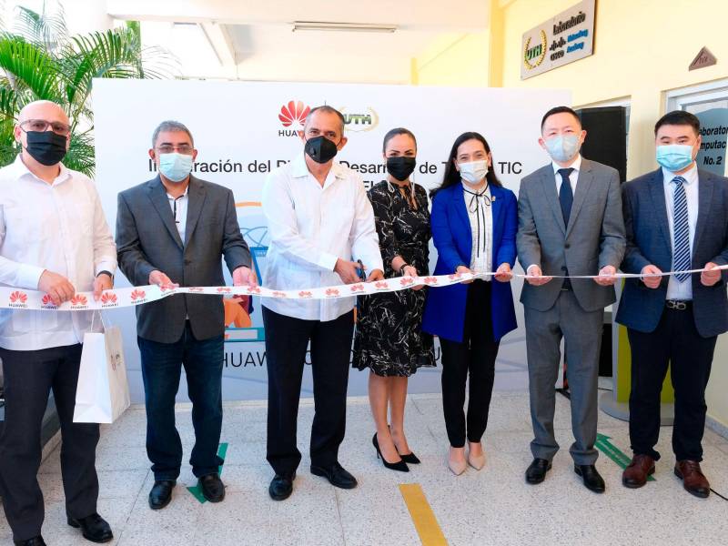 Autoridades de UTH, Huawei y de la alcaldía en el corte de cinta. Foto: Yoseph Amaya.