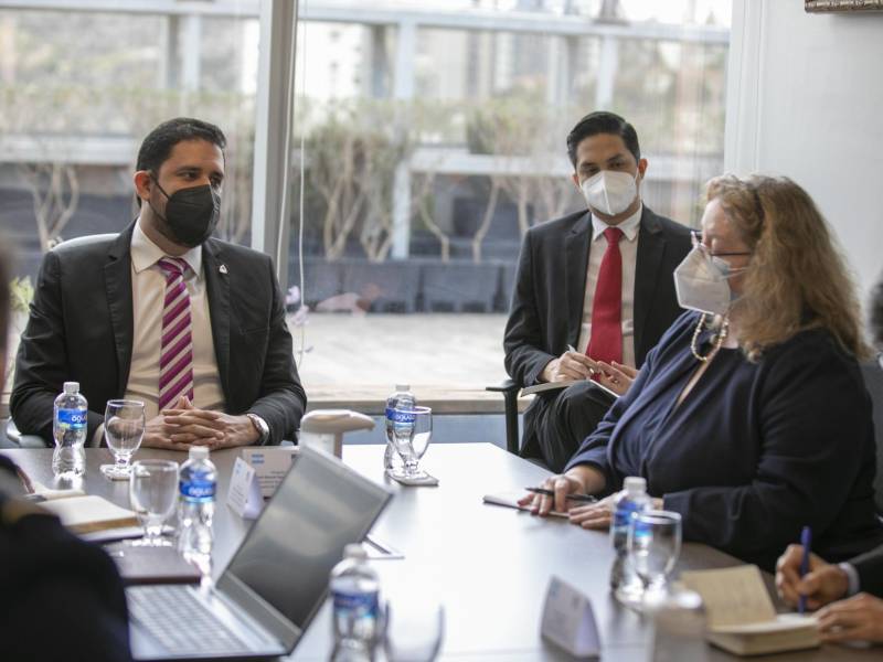 El ministro de defensa de Honduras reunido con la encargada de negocios de la Embajada de Estados Unidos en Honduras.