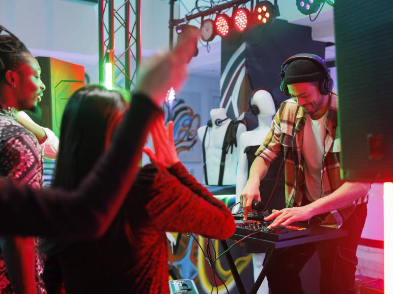 Los DJs tienen un exquisito gusto musical y saben desatar la alegría entre la gente con su trabajo.