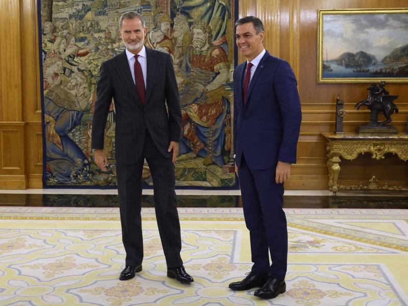 El rey Felipe VI junto al jefe de Gobierno español, Pedro Sánchez, tras una reunión en Madrid.