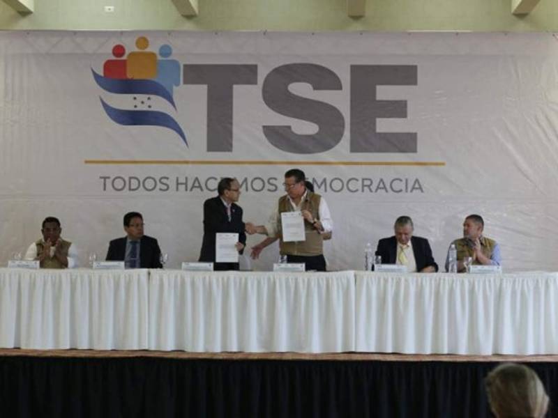 La firma del convenio se hizo ayer en un hotel de la capital con representantes de las universidades y del Tribunal.