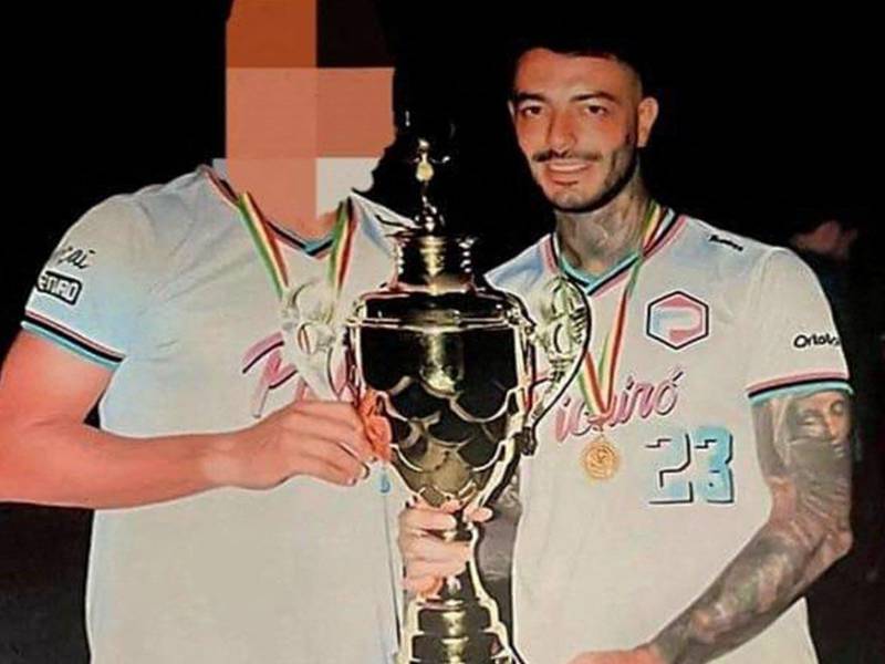 Sebastián Enrique Marset Cabrera carga un trofeo de fútbol.