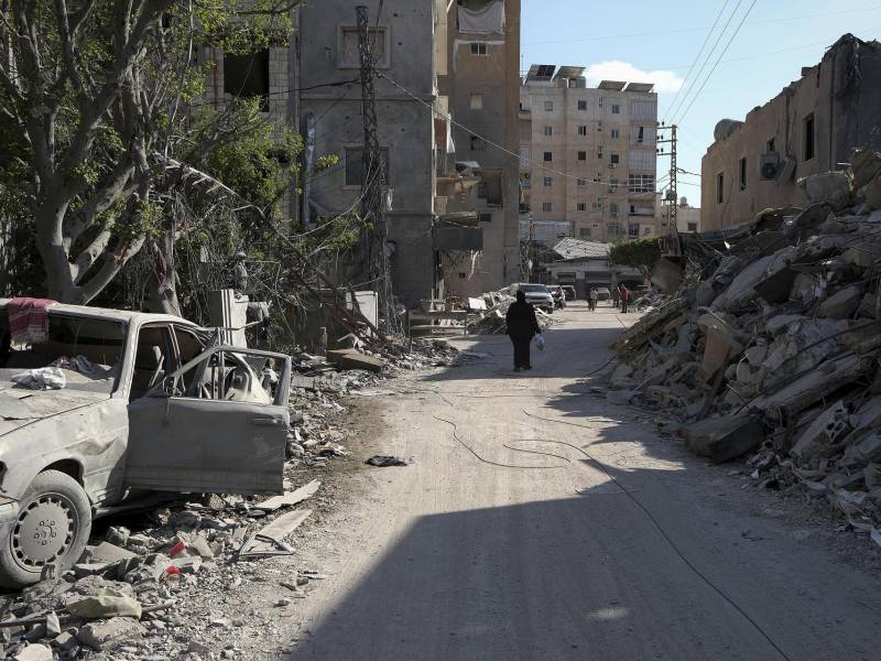 Tras meses de desplazamientos e incertidumbre, los habitantes de la ciudad costera libanesa de Tiro comenzaron a regresar este lunes a sus hogares y negocios, que muchos encuentran dañados por ataques israelíes. EFE/Edgar Gutiérrez