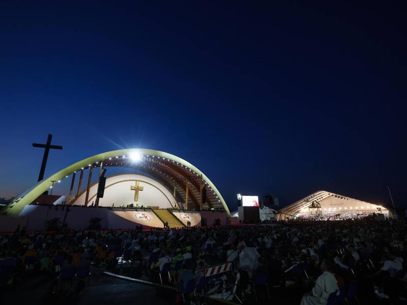 Fieles asisten a una vigilia de oración dirigida por el Papa León XIV durante el Jubileo de la Juventud, en Tor Vergata, en Roma (Italia).