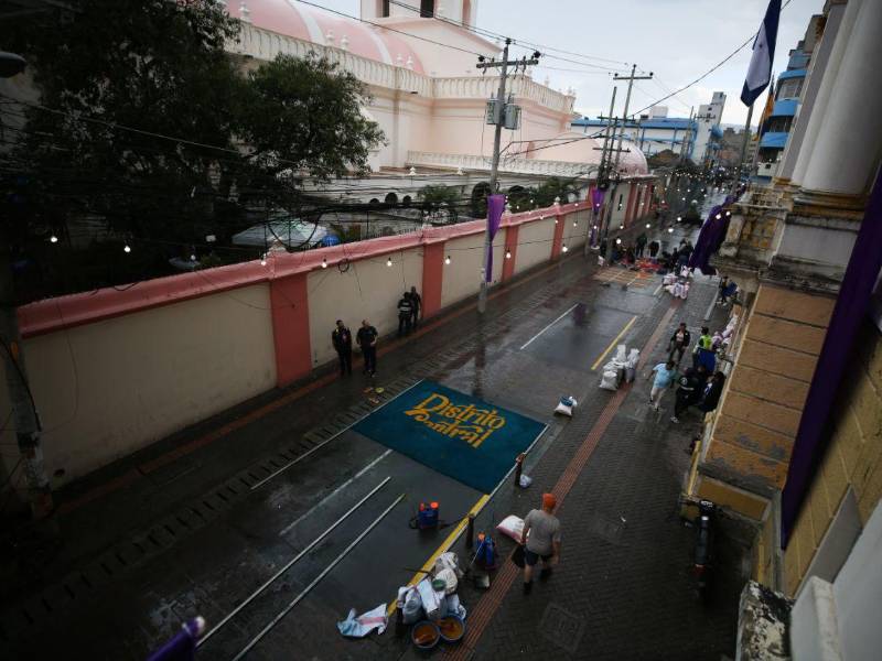 Las tradicionales alfombras de aserrín decoran la avenida Cervantes por donde pasará el Santo Entierro este Viernes Santo.
