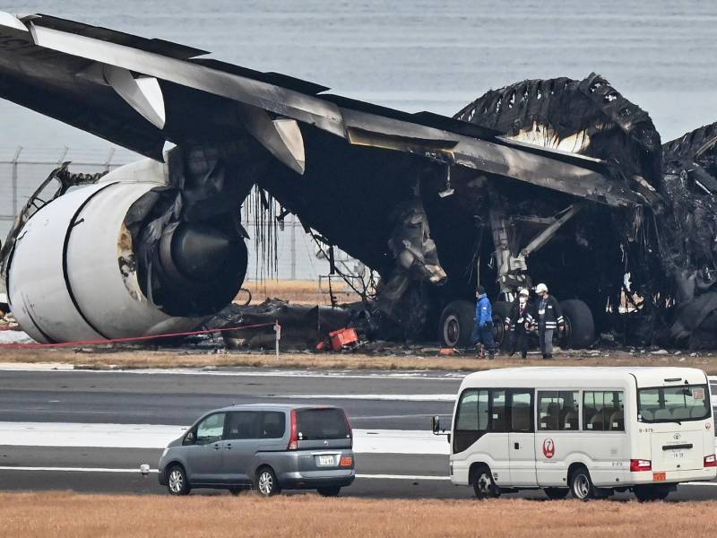 Los restos de la aeronave de Japan Airlines permanecen aún en el aeropuerto de Tokio.