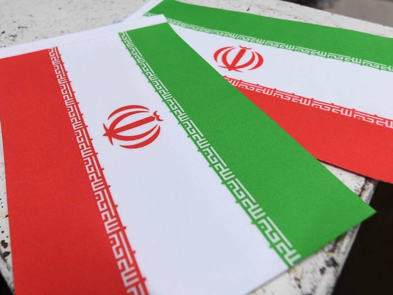 Banderas iraníes expuestas en una tienda después del anuncio de alto el fuego entre Estados Unidos e Irán, en Karachi, Pakistán, el 9 de abril de 2026.