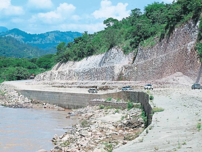 Varios tramos de la RN-20 aún no han sido reparados. Fotos: Franklyn Múñoz.