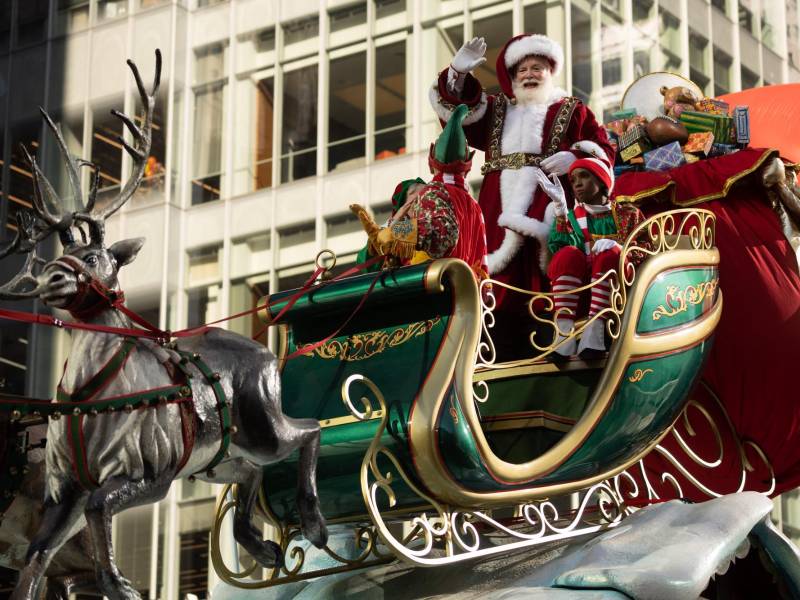 Santa Claus cerró el desfile de Acción de Gracias dando inaugurada la temporada navideña en Estados Unidos