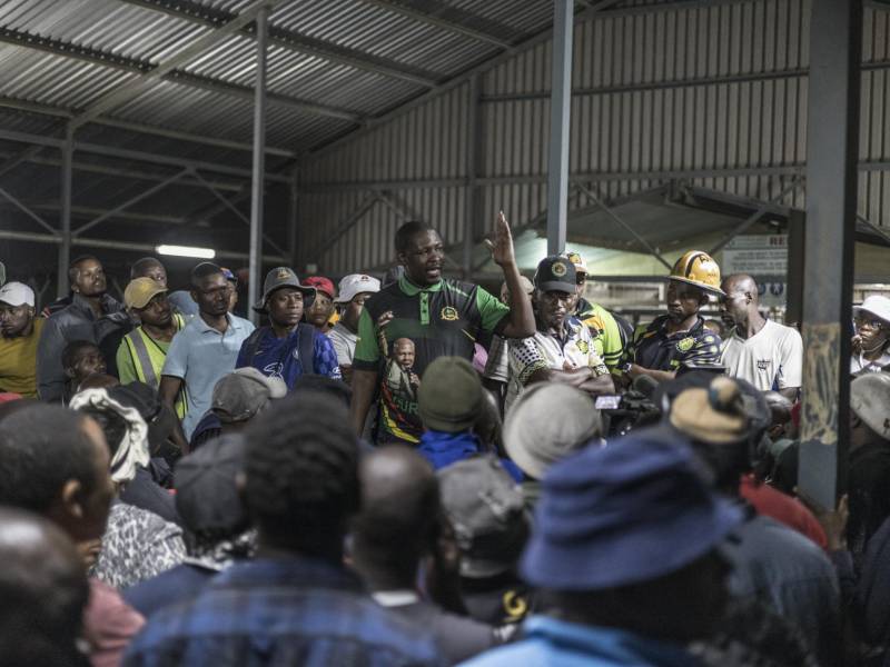 Líder sindical se dirige a los agremiados por enfrentamiento entre organizaciones sindicales mineras en Sudáfrica.
