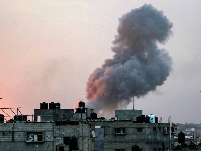 Israel mantiene los bombardeos sobre Rafah, ciudad donde se refugian miles de palestinos.